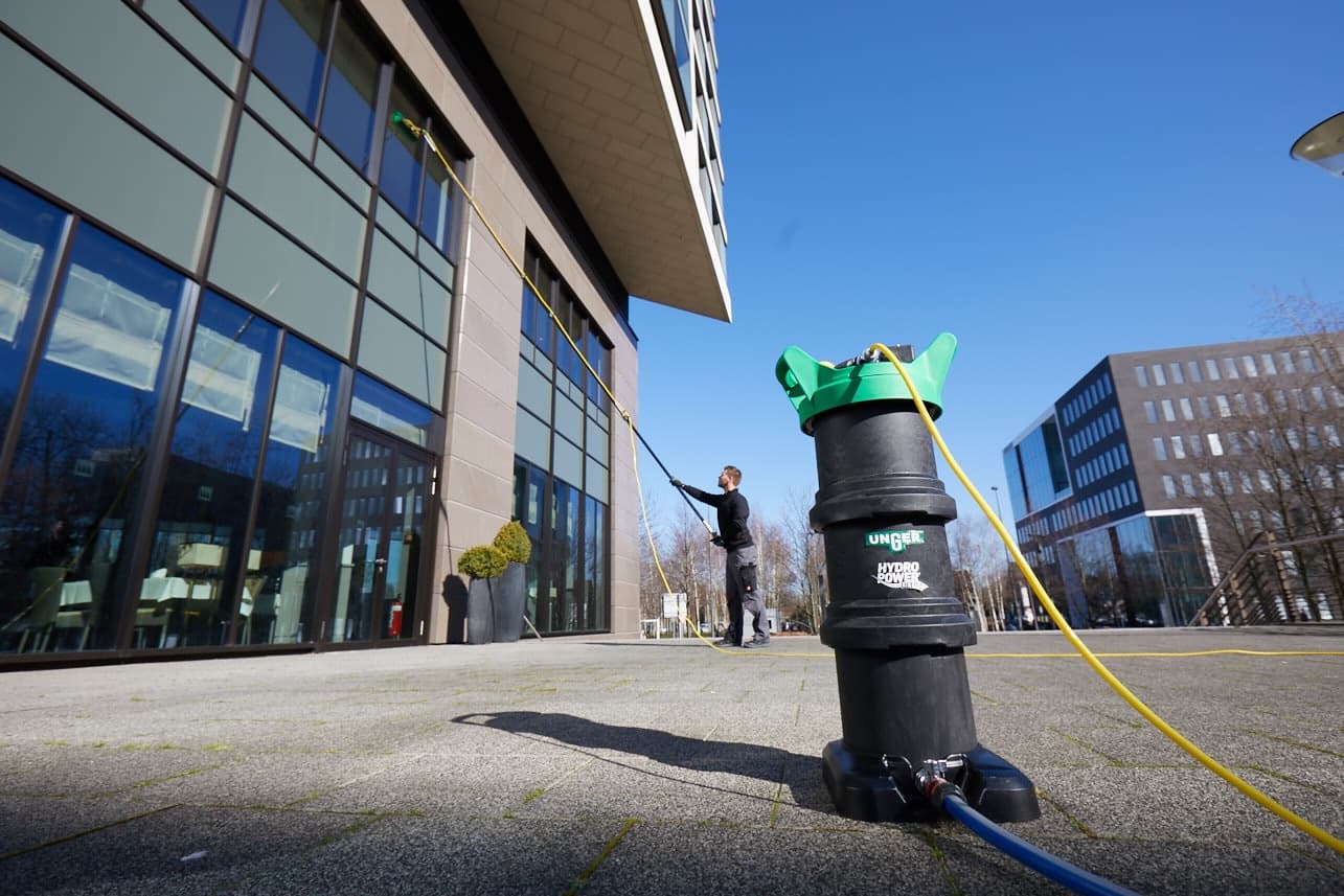 Fönsterputsning med ultrarent vatten och kolfiberstång — fin&ren