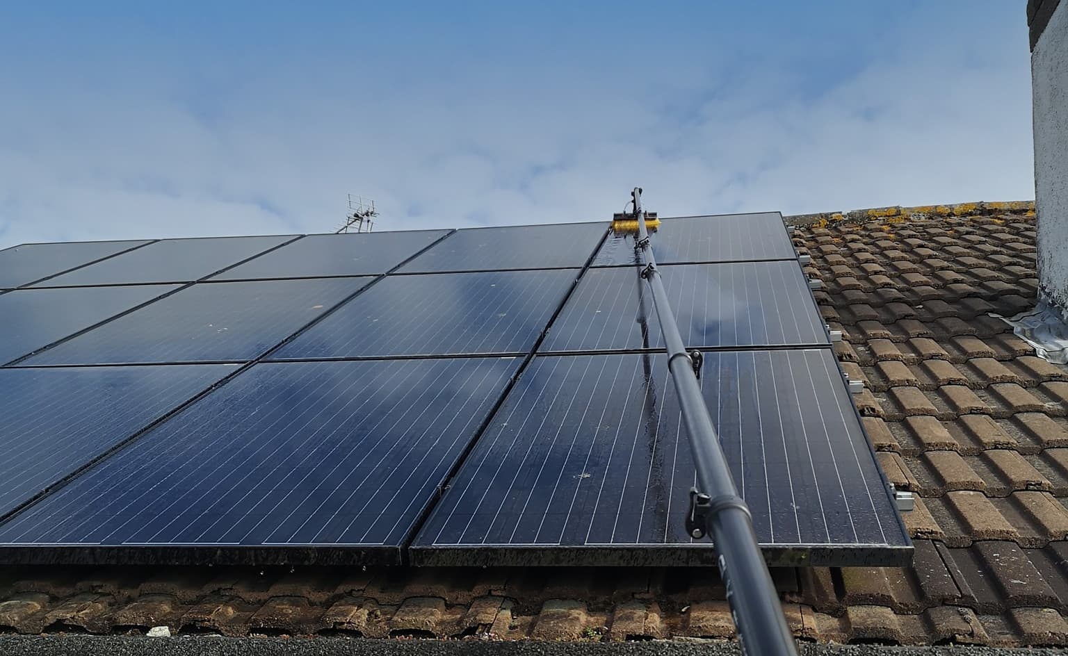 Säker rengöring av solpaneler från marken